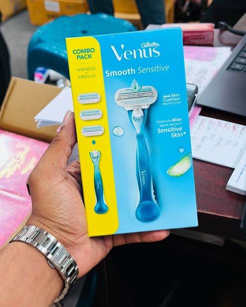 Gillette Venus Women Aloe Extract Smooth Sensitive Combo Pack - 1 Handle + 3 Refills Blades