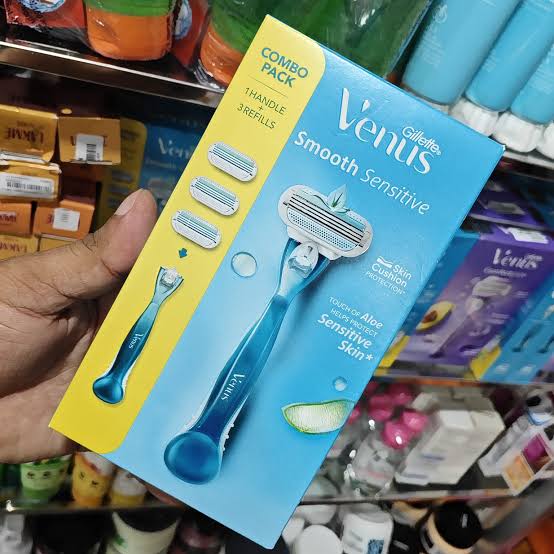 Gillette Venus Women Aloe Extract Smooth Sensitive Combo Pack - 1 Handle + 3 Refills Blades